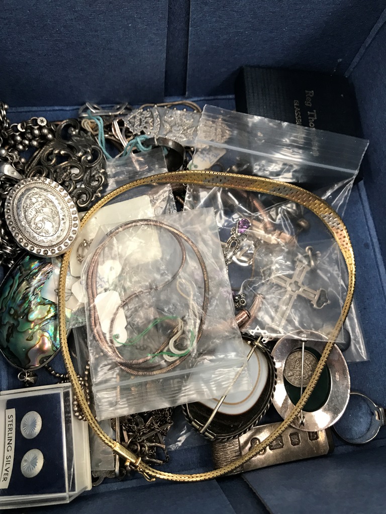 A quantity of HM silver jewellery to inc brooches,