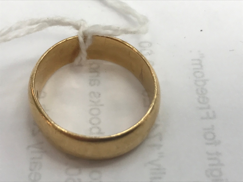 An 18ct gold wedding band