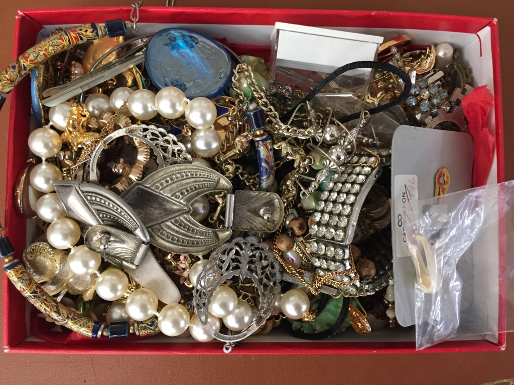 A box of costume jewellery to inc rings,