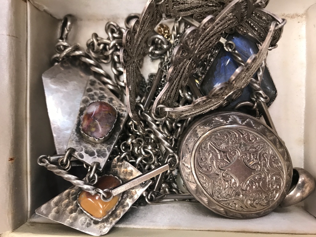 A quantity of vintage silver jewellery to inc necklaces, chains, locket,