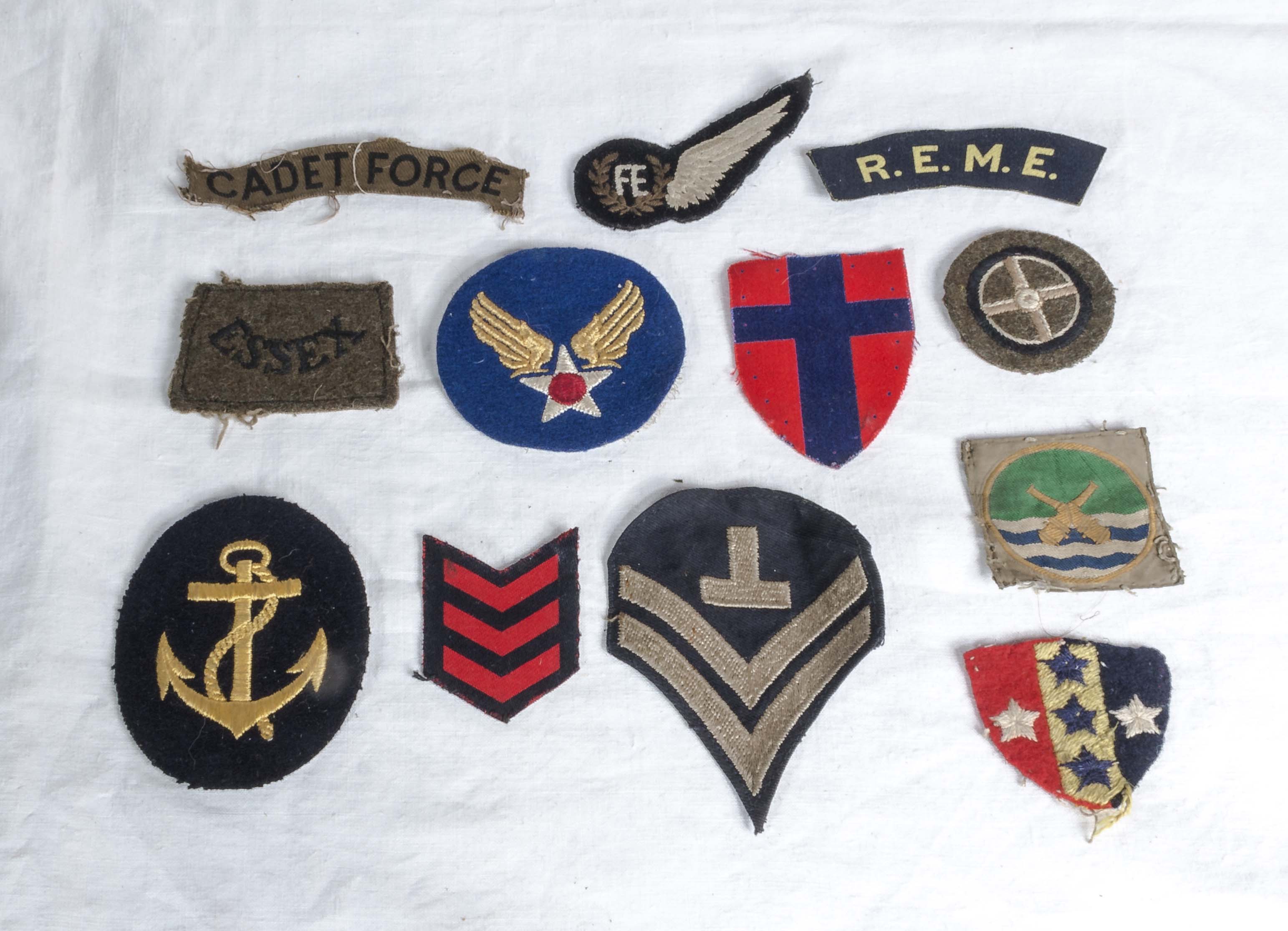 A collection of cloth badges - Bild 4 aus 4