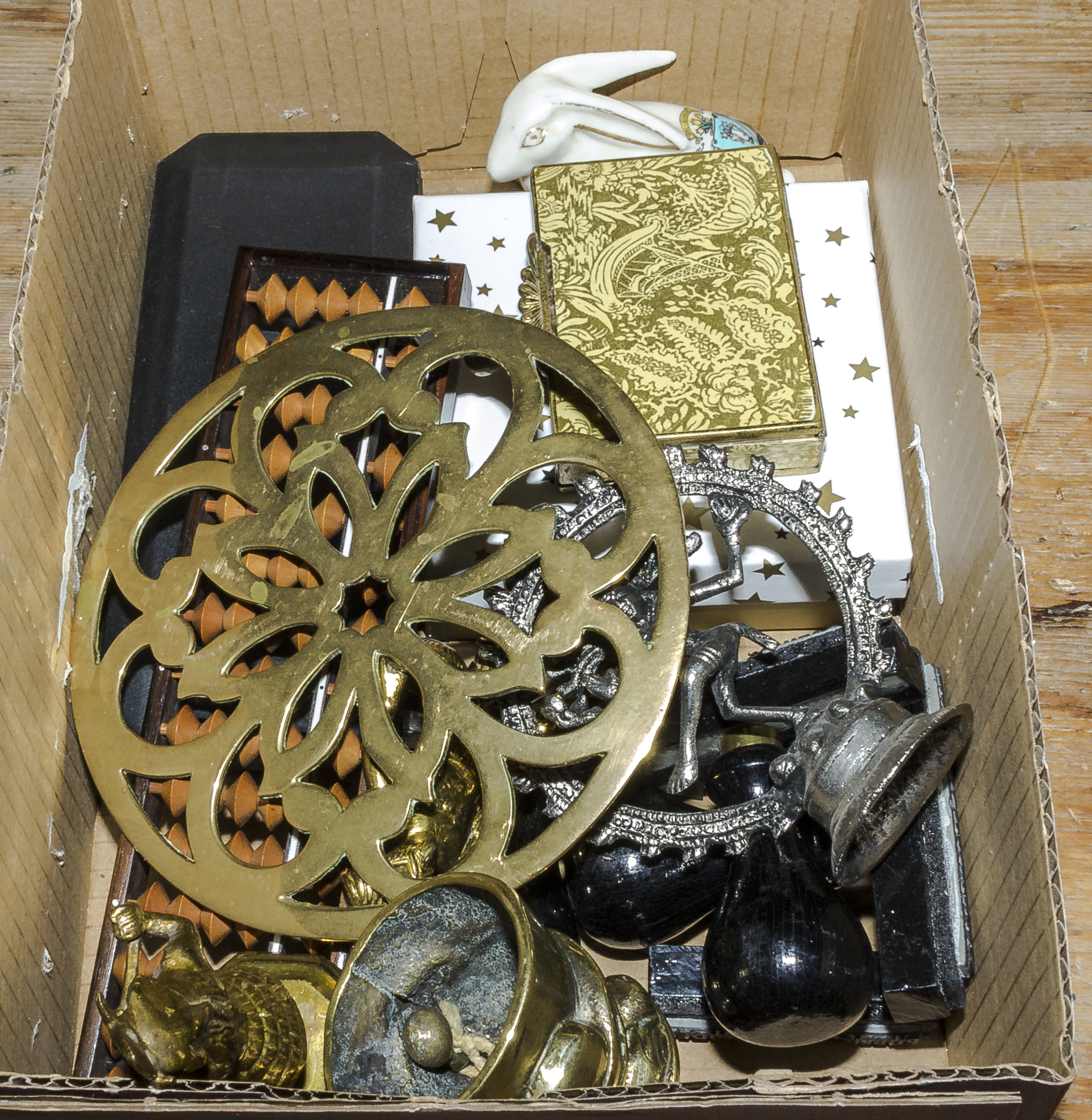 A small box of collectable items including brass trivet, compacts etc