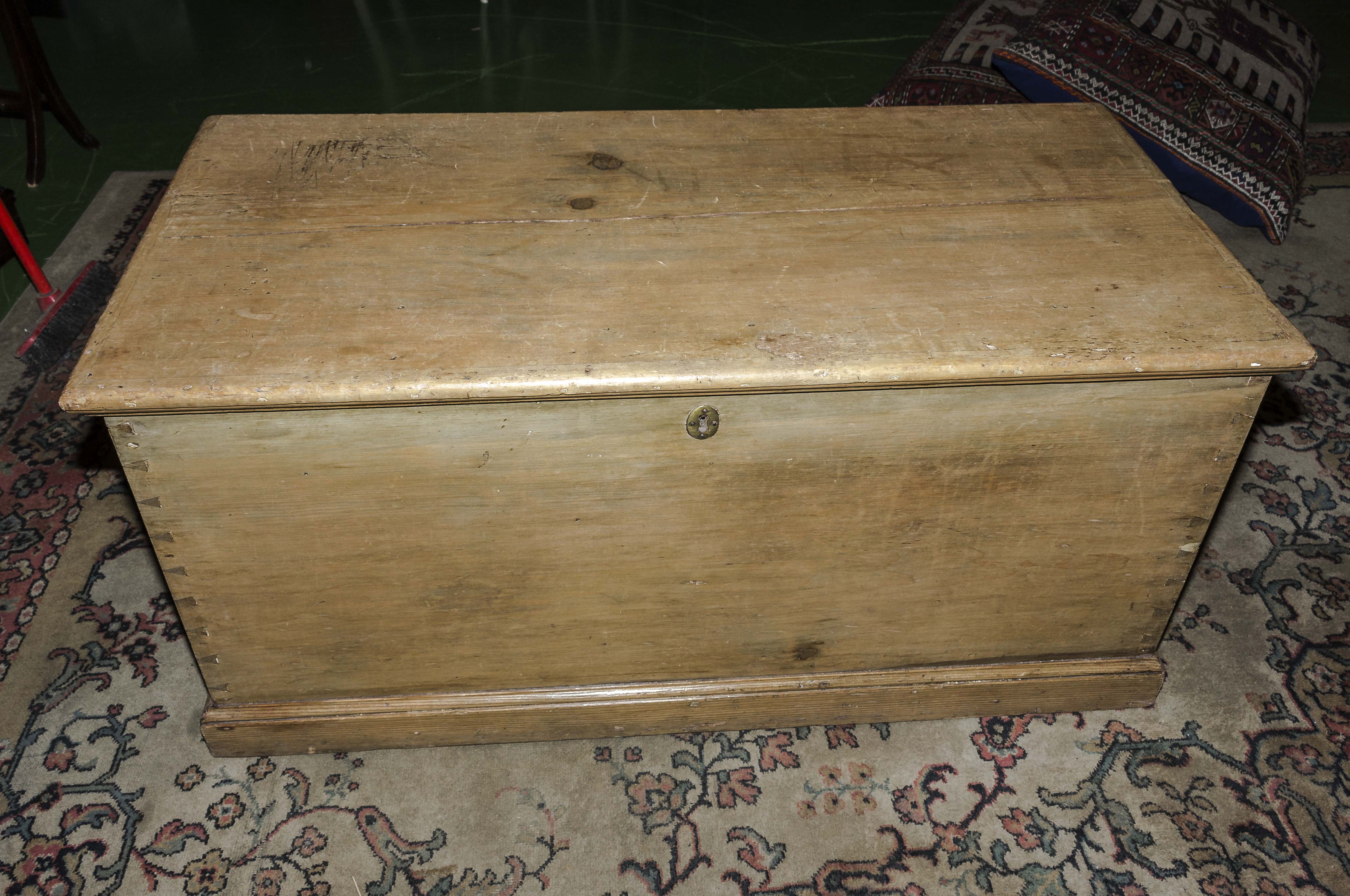 A pine bedding box