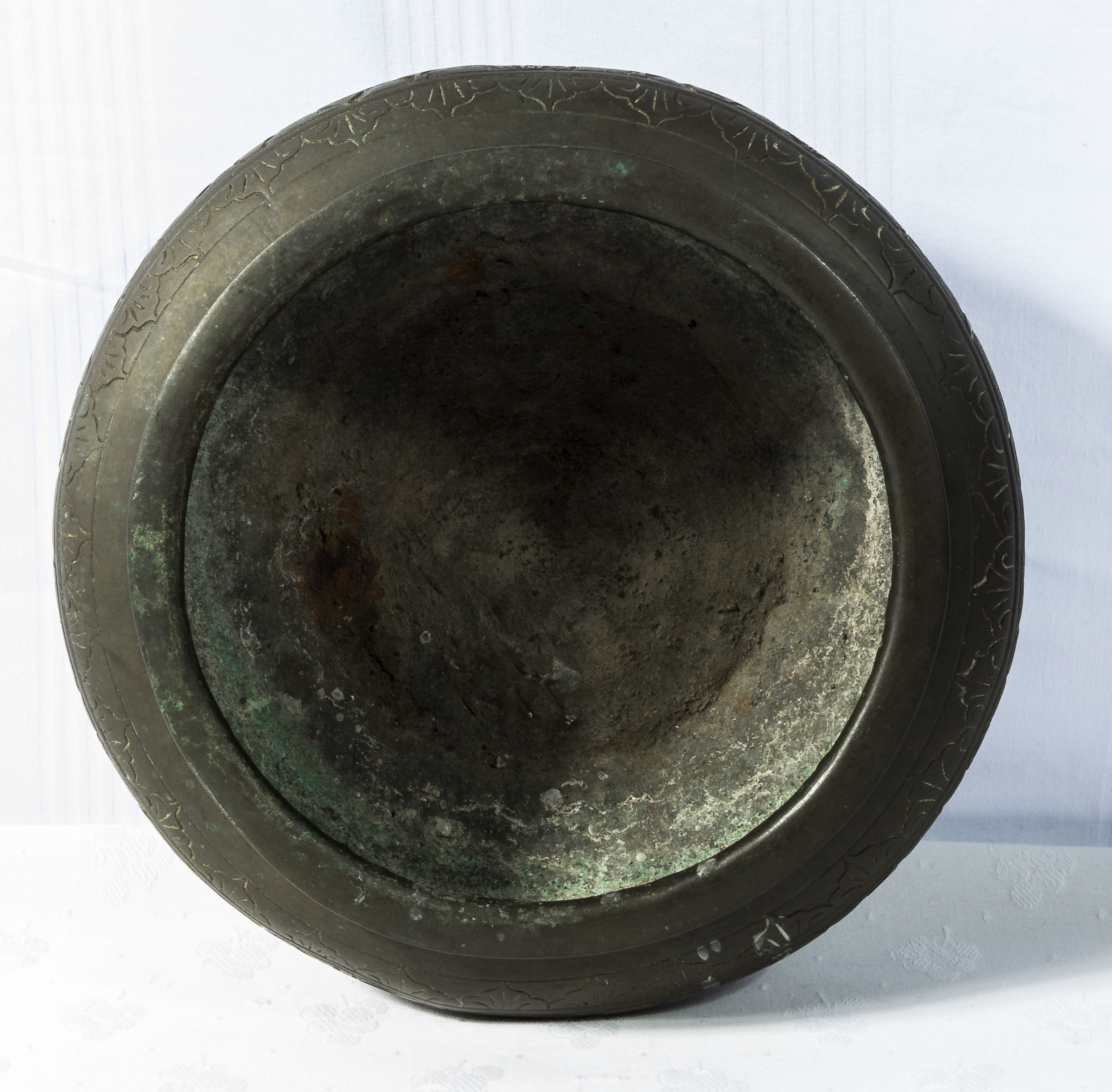 A Chinese Qing dynasty bronze censer decorated in relief - Bild 3 aus 4