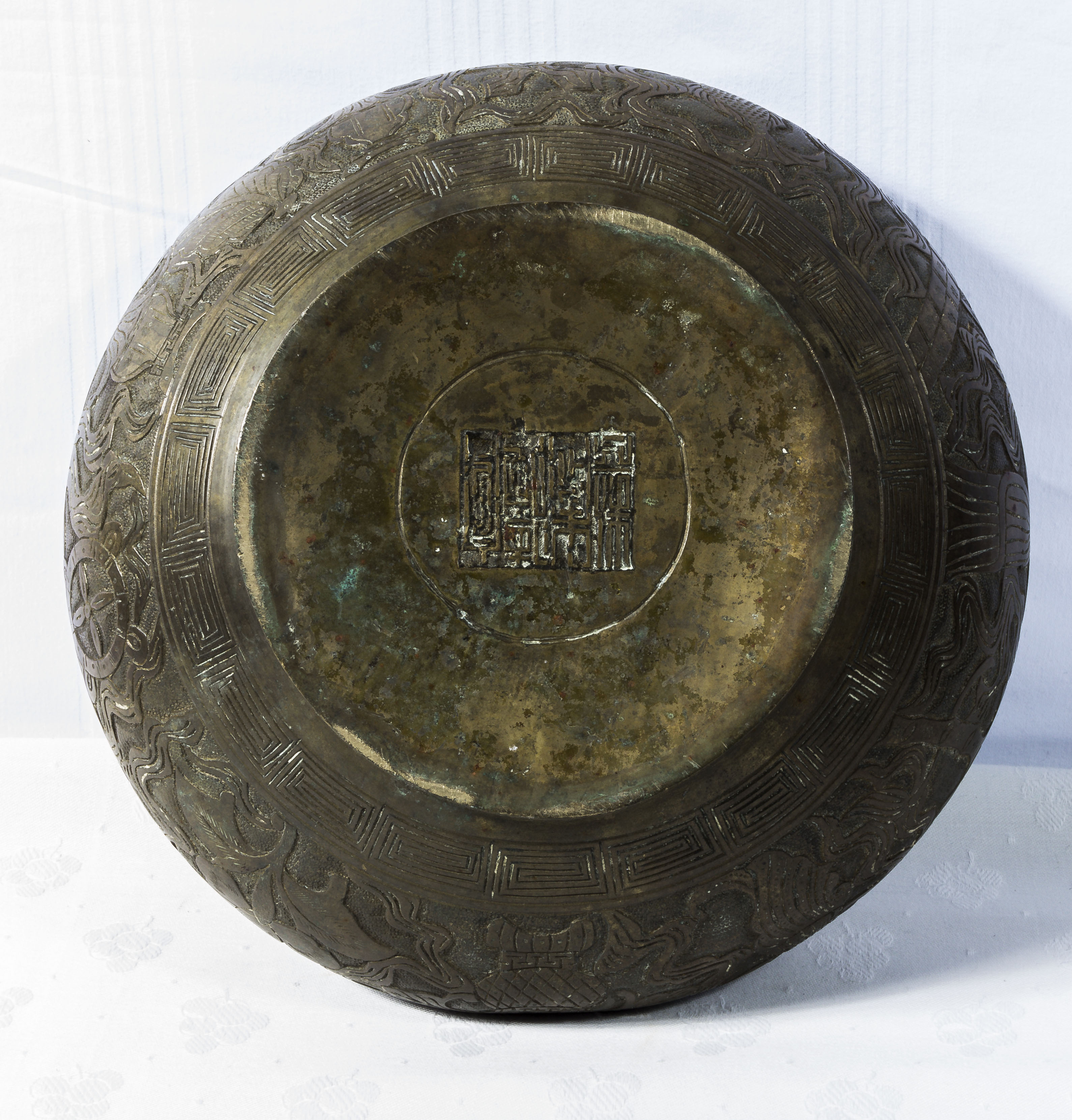 A Chinese Qing dynasty bronze censer decorated in relief - Bild 2 aus 4