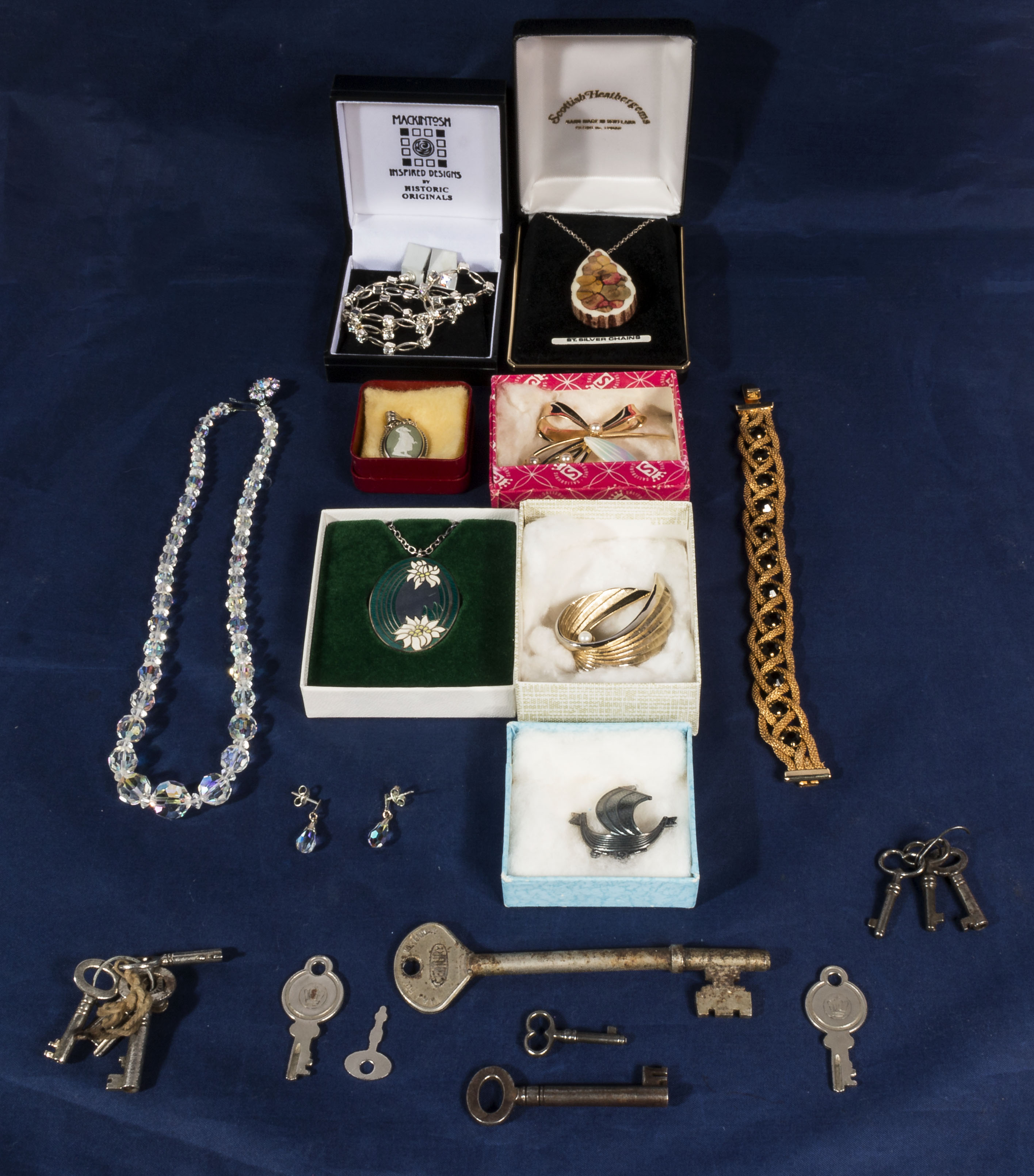 A box of bijouterie and keys