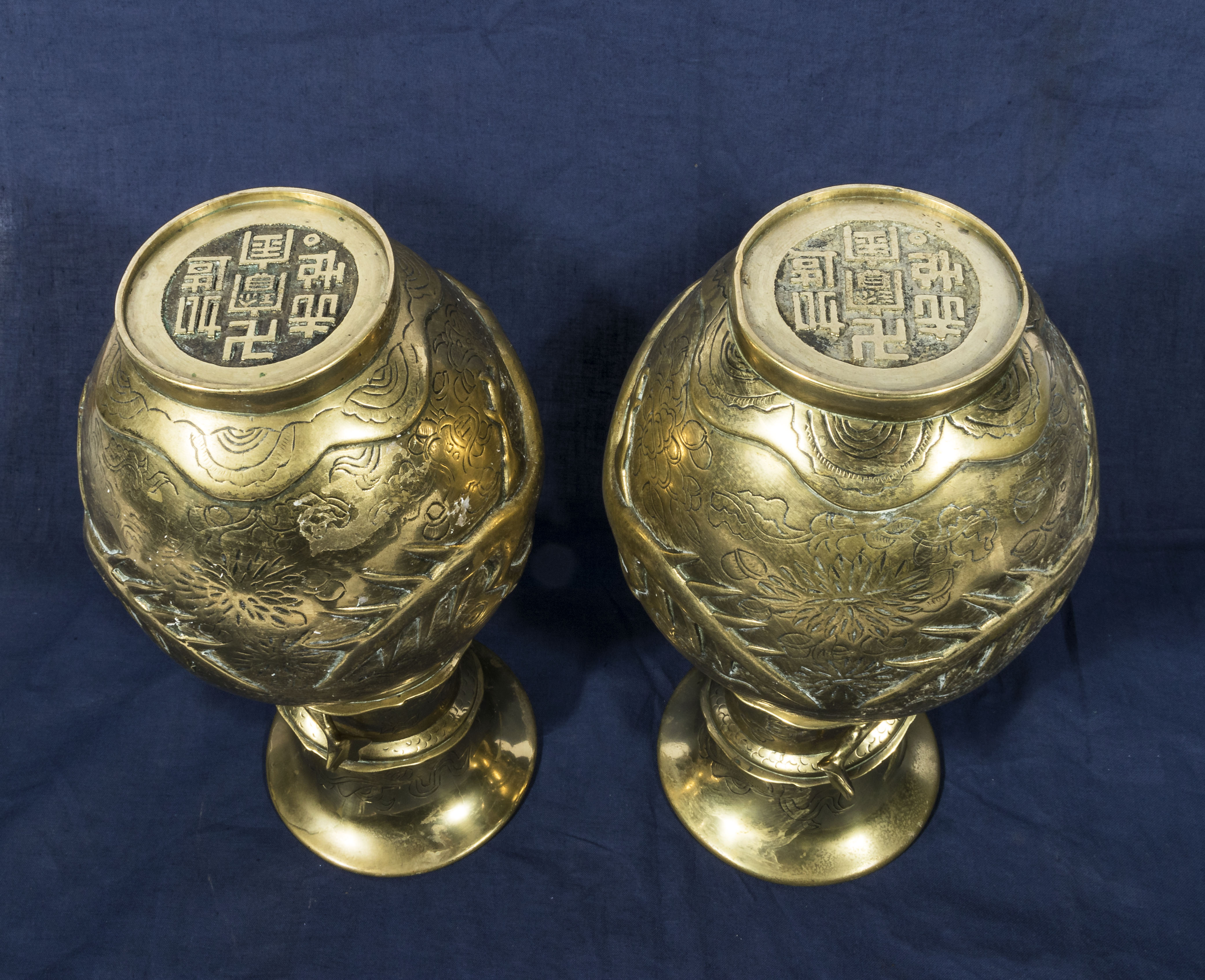 A pair of antique bronze Chinese vases, marked to base - Image 5 of 5