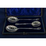 A boxed set of Walker & Hall Edwardian fruit and sugar spoons, dated 1913, 240gms