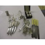 A mixed lot of silver and silver plate to include a set of four silver napkin rings and silver
