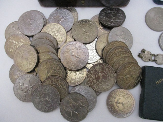 Coinage and medallions to include Shillings, two Shilling, Half Crowns, forty-two Queens - Image 2 of 6