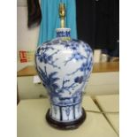 A modern Chinese porcelain vase design table lamp, 21 h