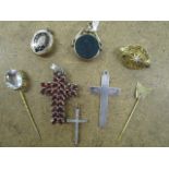 A group of 19th century and later jewellery to include a Regency gilded metal brooch, set with