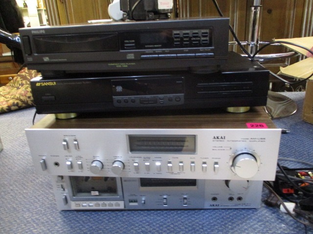 An Akai Am-V55 stereo integrated amplifier, together with cassette deck, CD player and a synthesizer - Bild 2 aus 2