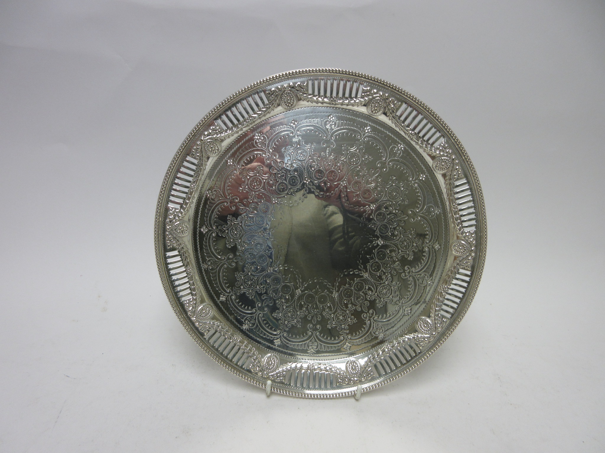 A Victorian circular Salver with scroll and rosette engraving, pierced floral swag and beaded border - Image 5 of 5