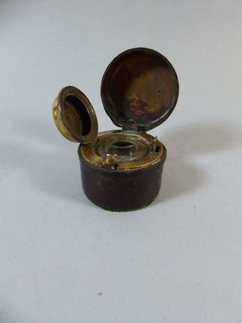 An Edwardian Leather Covered Travelling Ink Well. 6cm Diameter.