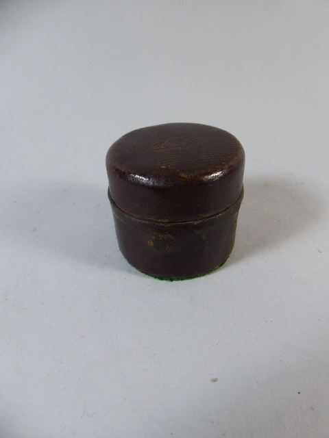 An Edwardian Leather Covered Travelling Ink Well. 6cm Diameter. - Image 2 of 2