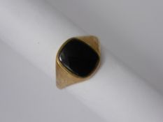 A Gentleman's Black Onyx and 9ct Seal Ring, size T, approx 3 gms