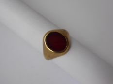 A Gentleman's 9 ct Gold Cornelian Seal Ring, size R, approx 5.1 gms