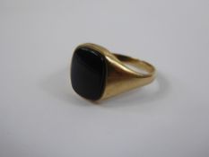 A Gentleman's 9 ct Gold and Black Onyx Ring, size T, approx 2.9 gms