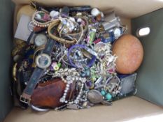 Miscellaneous Costume Jewellery, including necklaces, brooches, rings, earrings etc.