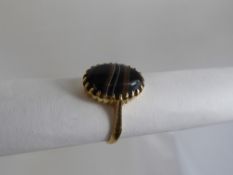 A Lady's 18 ct Yellow Gold Banded Agate Ring, agate 14 x 10 mm, size N, approx 4 gms (af)