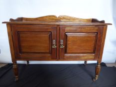 An Antique Mahogany Wash Stand, approx 109 x 44 x 72 cms, cabriole legs on casters.