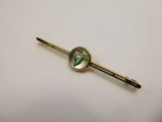 A 9ct Yellow Gold 'Lily of the Valley' Glass Button Brooch, approx 3.7 gms.
