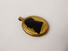 An Antique Silhouette Cameo in 18ct Gold mount, the cameo depicting a Georgian gentleman, approx 3.8