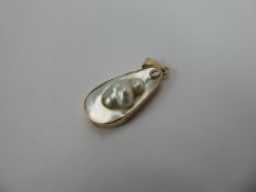 A 750 hallmarked Yellow Gold Pearl and Diamond Pendant, approx wt 5.1 gms.