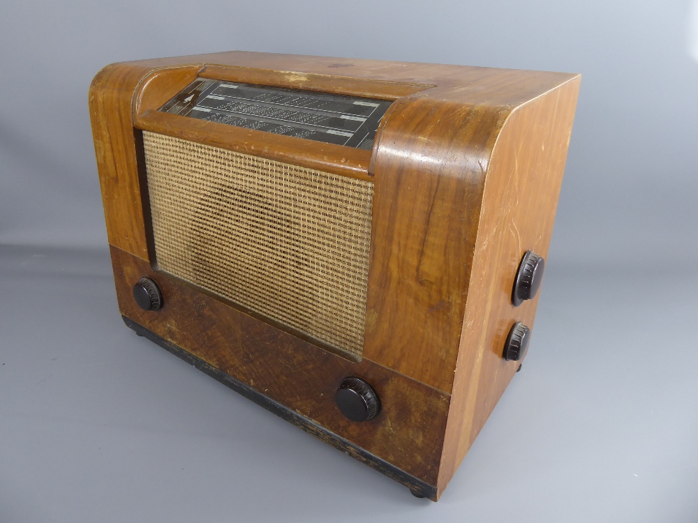 A Mid-20th Century (circa 1947) Walnut-Cased Vintage Bush Valve Radio. model no. AC.2. - Bild 2 aus 3