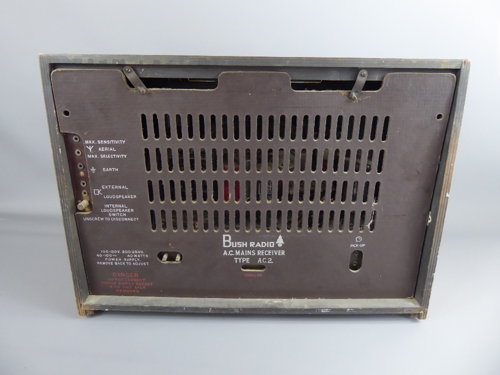 A Mid-20th Century (circa 1947) Walnut-Cased Vintage Bush Valve Radio. model no. AC.2. - Bild 3 aus 3