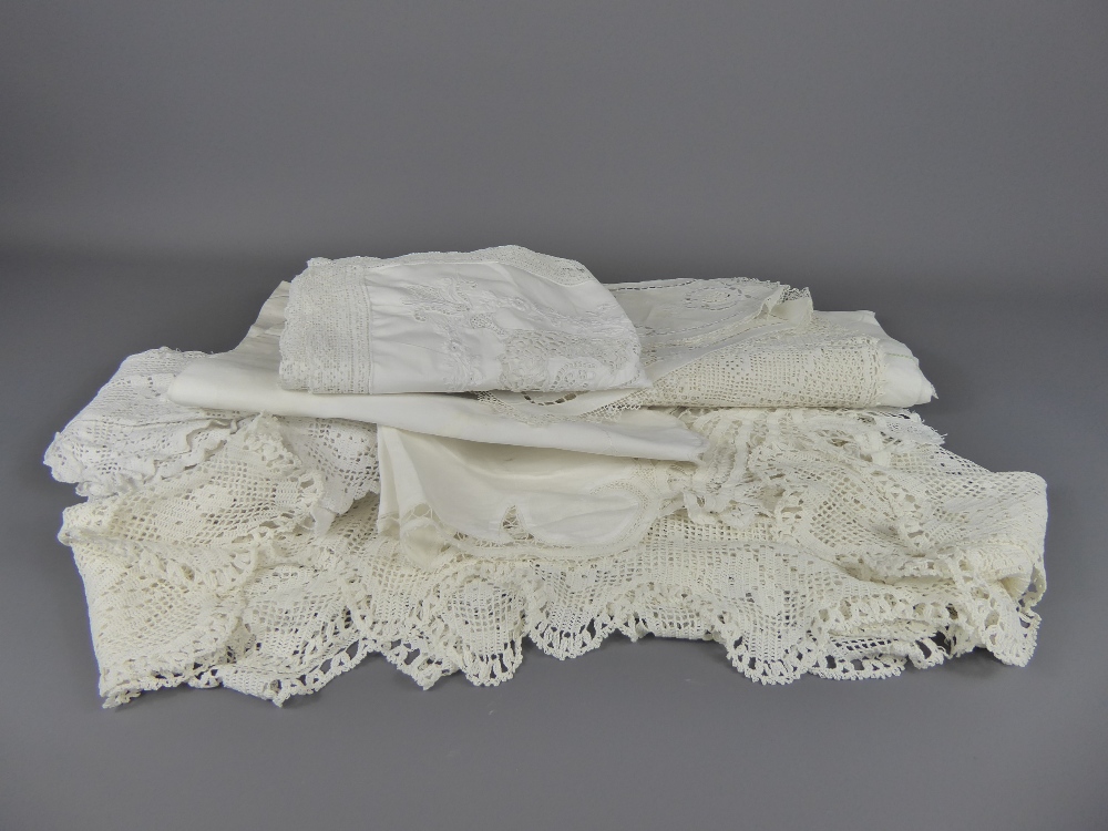 Quantity of Linen and Lace, including tablecloths, tray cloths etc.