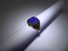 A Gentleman's 15 ct Yellow Gold Lapis Lazuli Seal Ring, having a shield form lion heraldic crest,