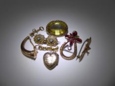 Miscellaneous 9ct Yellow Gold Jewellery, including hunting horn, key charms, horseshoe brooch,