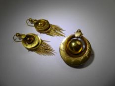A Victorian 14 ct Yellow Gold Mourning Brooch and Earring Set, in the original leather Harbinson