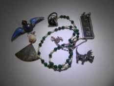 A Miscellaneous Silver Jewellery, including an ingot and chain, brooch depicting ducks, hand painted