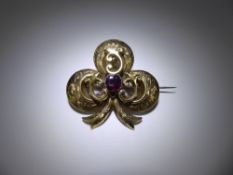 An Antique 9 ct Yellow Gold, Garnet Mourning Fleur de Lys Brooch, the garnet approx 8 x 8 mm, the