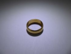 A Gentleman's 18 ct Yellow Gold Wedding Band, size L, approx 6 gms.