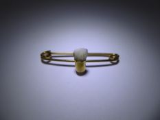 An Antique 14/15 ct Yellow Gold (tested) Tooth Brooch, approx 2.1 gms.