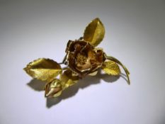 An 18 ct Hand Crafted Floral Brooch, 55 x 50 mm, Birmingham hallmark, dated 1990, approx 11.2 gms.