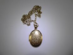 A 9 ct Gold Locket on Chain, approx 19 gms, approx 28 cms