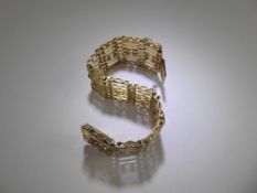 A Vintage 9ct Gold Gate Link Bracelet, approx 180 x 25 mm, approx 43 gms.