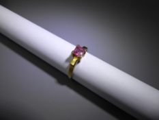 An 18ct Yellow Gold Square-Cut Pink Sapphire Ring, the sapph approx 5 x 5 mm, size O+, approx 3.6