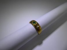 An Antique 18ct Yellow Gold Rose Cut Diamond and Emerald Ring, approx 2 x 7 pt old cut dias, 2.5