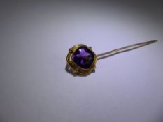 A Gentleman's 18ct Yellow Gold (tested) and Cushion Cut Amethyst Tie Stick, 10 mm amyth, approx 3