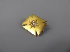 An Edwardian 9ct Yellow Gold Brooch, with a single pearl to centre, Maltese Cross design, 30 x 25