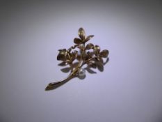 A Lady's 9ct Gold and Pearl Foliate Brooch, approx 40 x 35 mm, approx 3.9 gms.