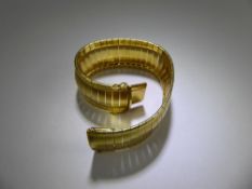 A Vintage 14ct Yellow Gold Bracelet, the bracelet having bark finish centre with diamond polished