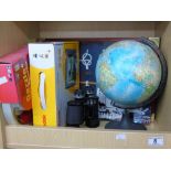 MIXED LOT INCLUDING DIGITAL PICTURE FRAME & GLOBE