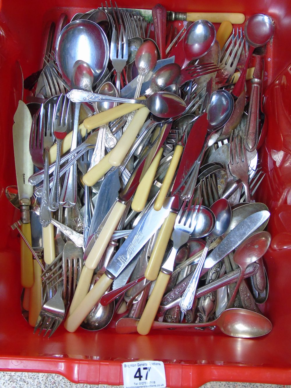 LARGE QUANTITY OF CUTLERY